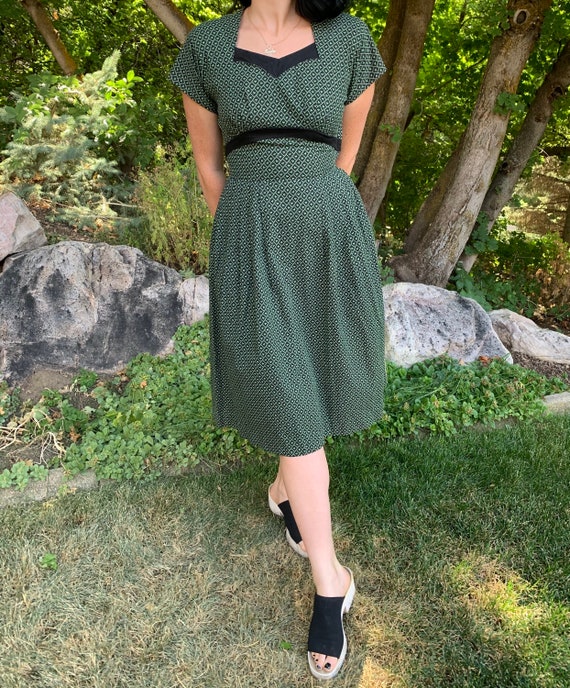 1940s Green Clover and Black Cotton Calico Shirtdr