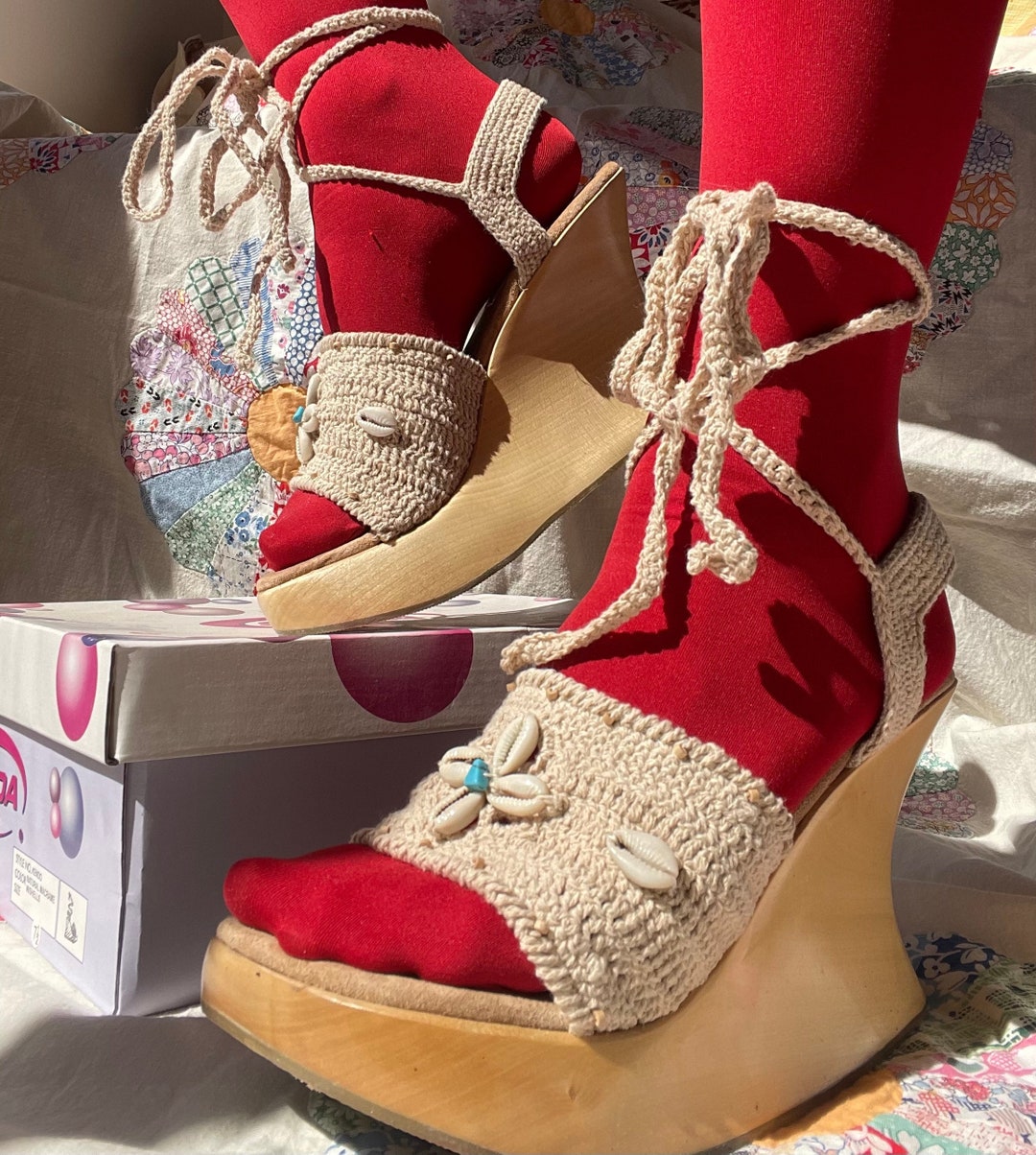 DEADSTOCK 2000s SODA Woven Shells Lace-up Wooden Wedge DEADSTOCK 2000s SODA Woven Shells Lace-up Wooden Wedge