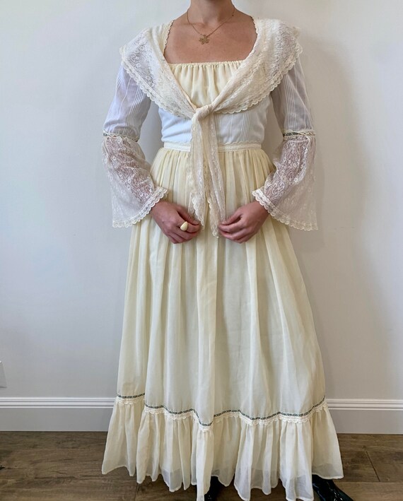 1970s Gunne Sax White Cotton Cream and white Peasa