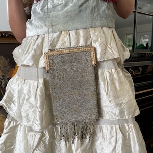 Bolsa floral antiga com contas de vidro em metal com design e franjas