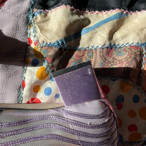 Pu&ograve; includere: Scarpa con tacco in rete viola con un tacco spesso e una punta a punta.