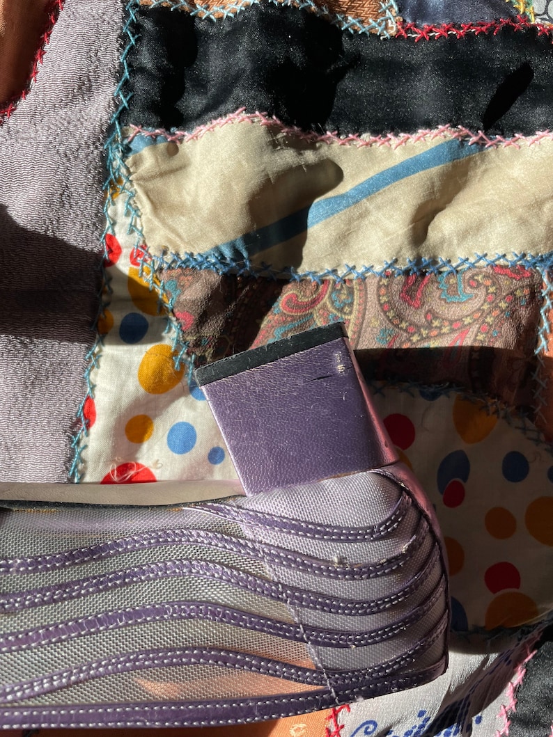 Pu&ograve; includere: Scarpa con tacco in rete viola con un tacco spesso e una punta a punta.