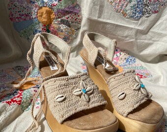 Sandalias de cuña de madera con cordones y conchas tejidas SODA de  DEADSTOCK de los años 2000