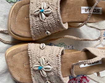 Sandalias de cuña de madera con cordones y conchas tejidas