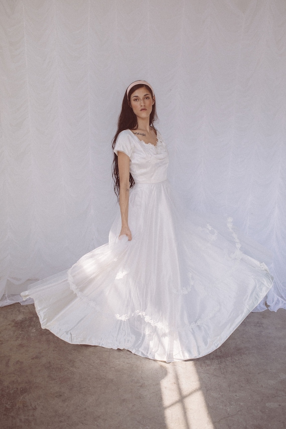 1950 年代のチュール ウェディング ドレス、半袖、フルスカート、花の