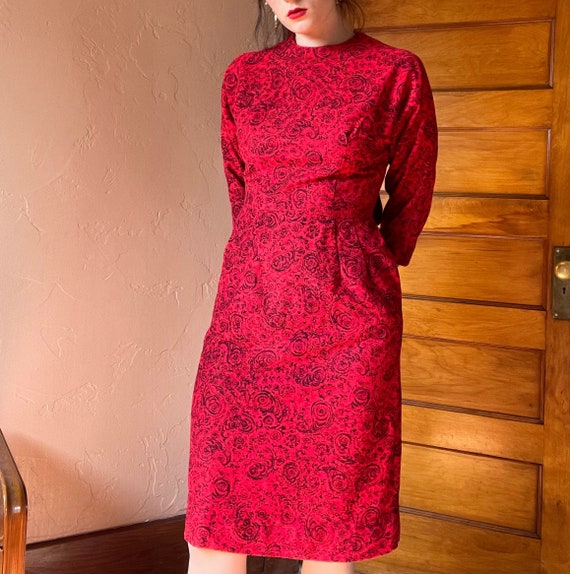 1950s Red Floral Wiggle Dress size Medium - image 1