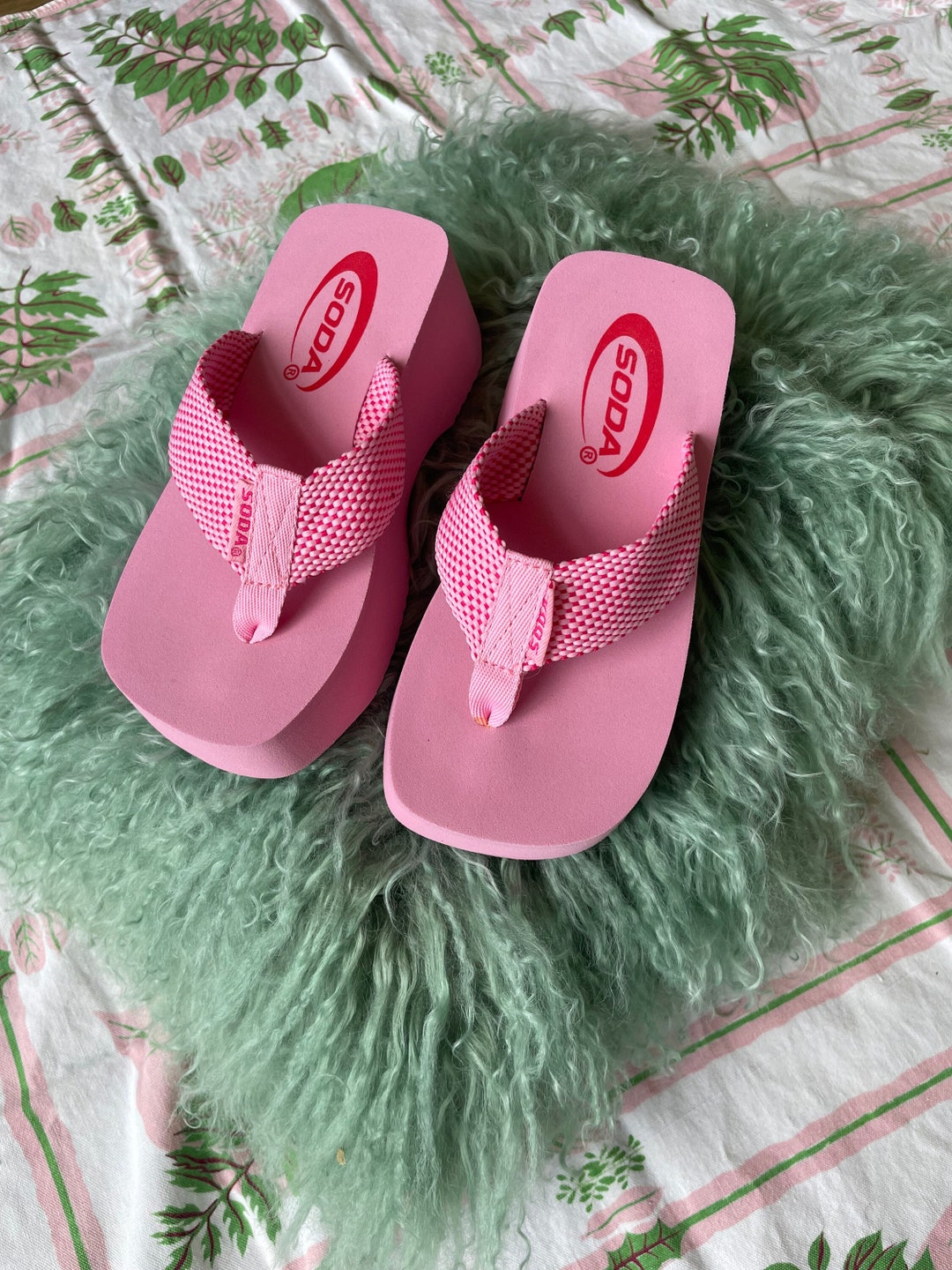 DEADSTOCK 2000s Bubblegum Pink Soda Platform KIDS Flip