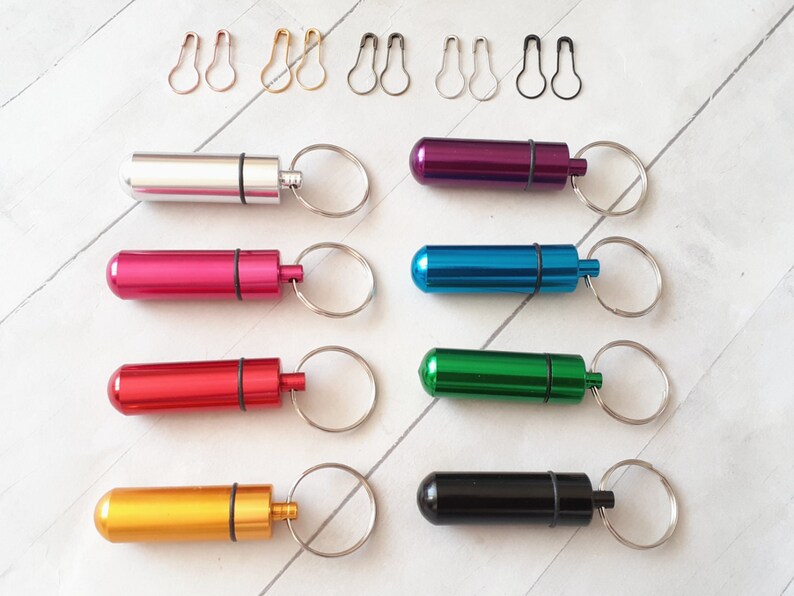 Mini Key Chain Stitch Marker Holder with 8 stitch markers Wristlet Accessory Removable Stitch Markers Safety Pin