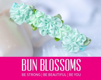 Classic Mint green Bun Blossom con 3" de flores de satén enrolladas a mano para moño de ballet - perlas / diamantes de imitación incluidos en el precio