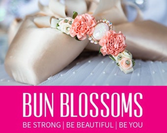 Bun Blossoms "Aurora" melocotón rosa polvoriento Bun Pin para bodas, niñas de flores, damas de honor, bunwraps de flores de ballet - pasador de pelo de 3,5" con pedrería