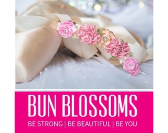 Bun Blossoms „Strawberries & Cream“ Handgenähter, floraler Haarknotenwickel (Ballett-Brötchenwickel, Blume, Bunpin, Bunflowers, Haargirlande