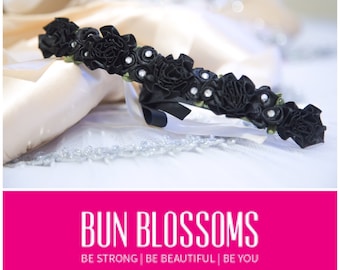 Bun Blossoms noir classique cousu à la main pour chignon de 3 ou 6 po. avec strass ou perles au choix, fleurs en satin, épingles ou cravate