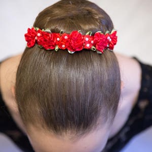 Bun Blossoms Classic ROUGE, cousu main, ballet de fleurs en satin 3 ou 6 strass ou perles inclus, épinglez ou nouez JAMAIS de colle chaude image 6