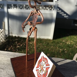 Figura de arte en cobre de un bombero