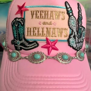 Różowa czapka typu trucker YEEHAWS i HELLNAWS z naszywkami w kształcie kowbojskich butów i szkieletowego znaku pokoju