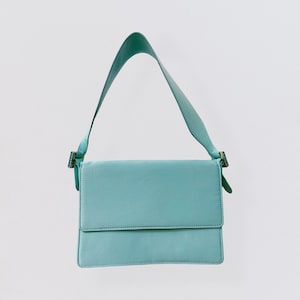 EMANUEL UNGARO – Bolso de mano de satén verde esmeralda con correa de piel y detalle de pedrería