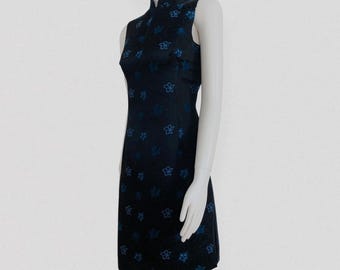KENZO JUNGLE – Vestido qipao de cetim preto com bordado floral azul