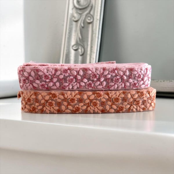Ribete de malla floral de viscosa de 3,6 cm / Encaje indio bordado en tonos melocotón y lavanda