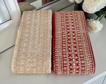Pailletten Bestickte Spitzenborte: Cremefarbener & Weinroter Zari-Stoff, 1 Yard