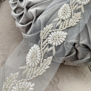 1 Meter Weiß Silber CutDana Perle Blumenzierde Handgestickte Trim Diamante Perlen Brautduschen Braut Applikation Schärpe 6,3 cm breit