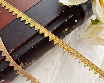 アンティーク 美しい花とモザイク色糸刺繍 シルククロス トライアングルレース装飾 アンティーク 美しい花とモザイク色糸刺繍 シルククロス