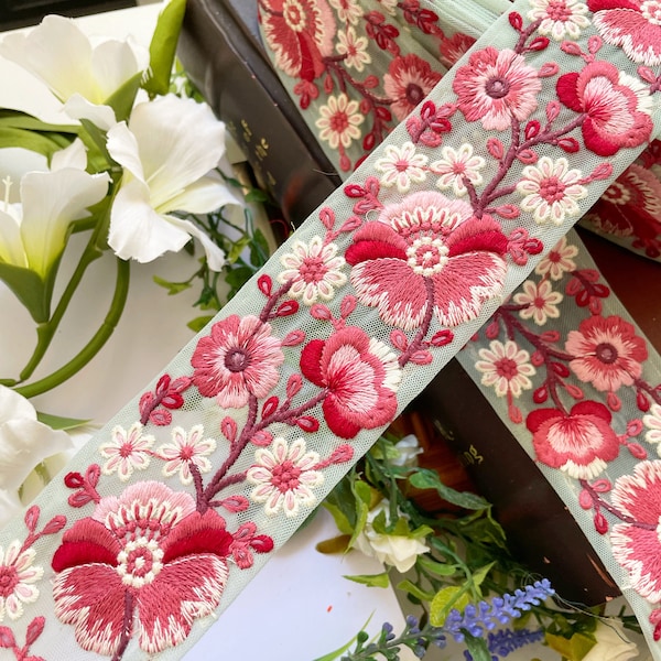 Florale bestickte Indianerborte: Mintgrüner Netzstoff, kastanienbraune rosa Blumen 1 Yard