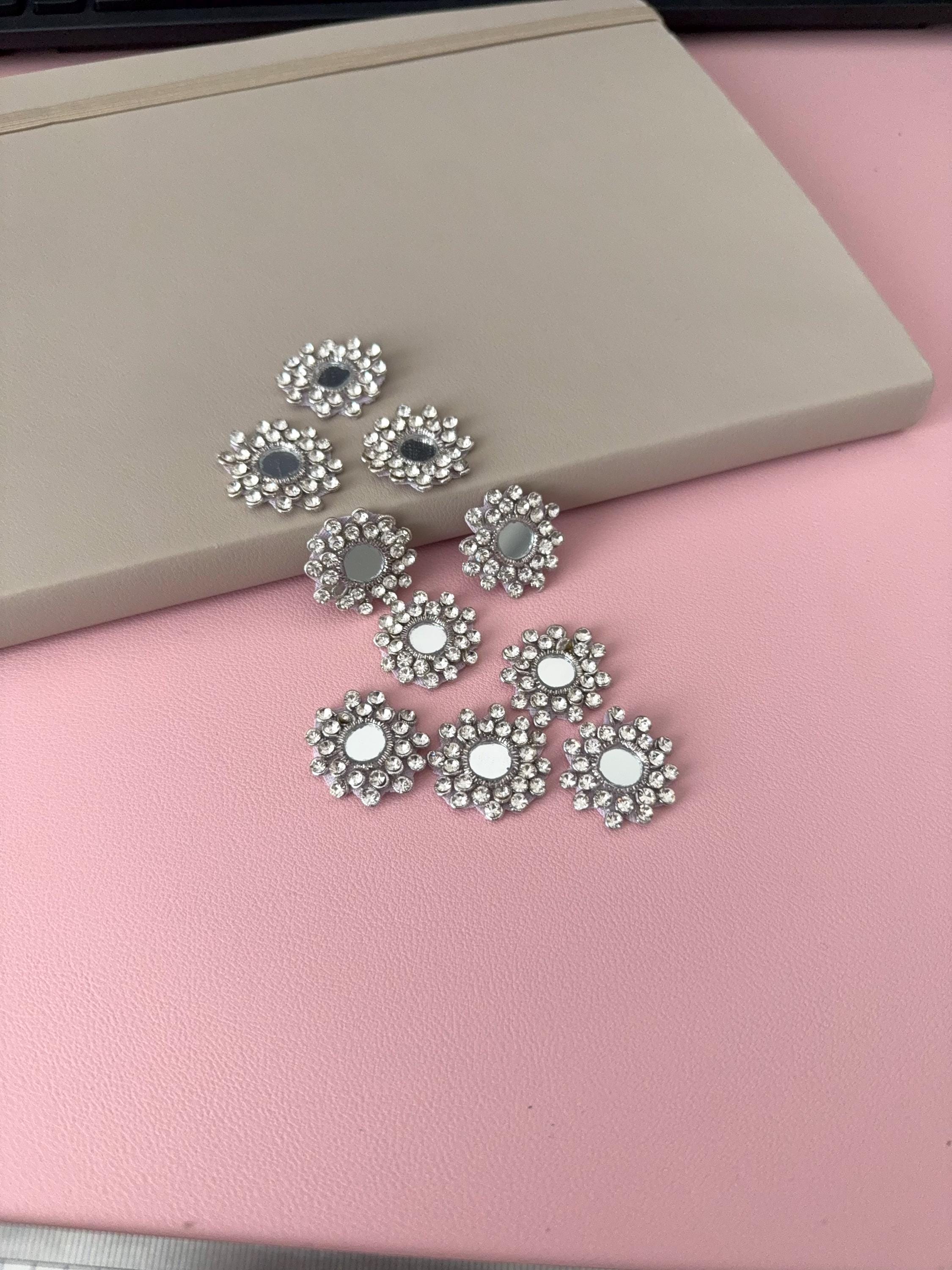 シルバー仕上げのフラワーアップリケ：ラインストーンミラー、ビーズ