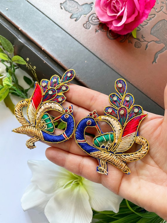 1 par de apliques de pavo real bordados a mano en bordado azul rojo y dorado con plumas de pavo real y cuentas de pedreria trabajo Zardozi vik 7
