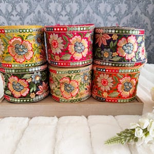1 yarda de encaje indio multicolor con lentejuelas, bordado floral, para costura artesanal, sari, color amarillo, rosa, café, rosa, naranja y morado, 9,5 cm