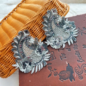 2 Stück handgefertigte graue Paisley Blume verschönerte Motiv für Handwerk & Dekoration, traditionelle Applikation Blumenmuster Design