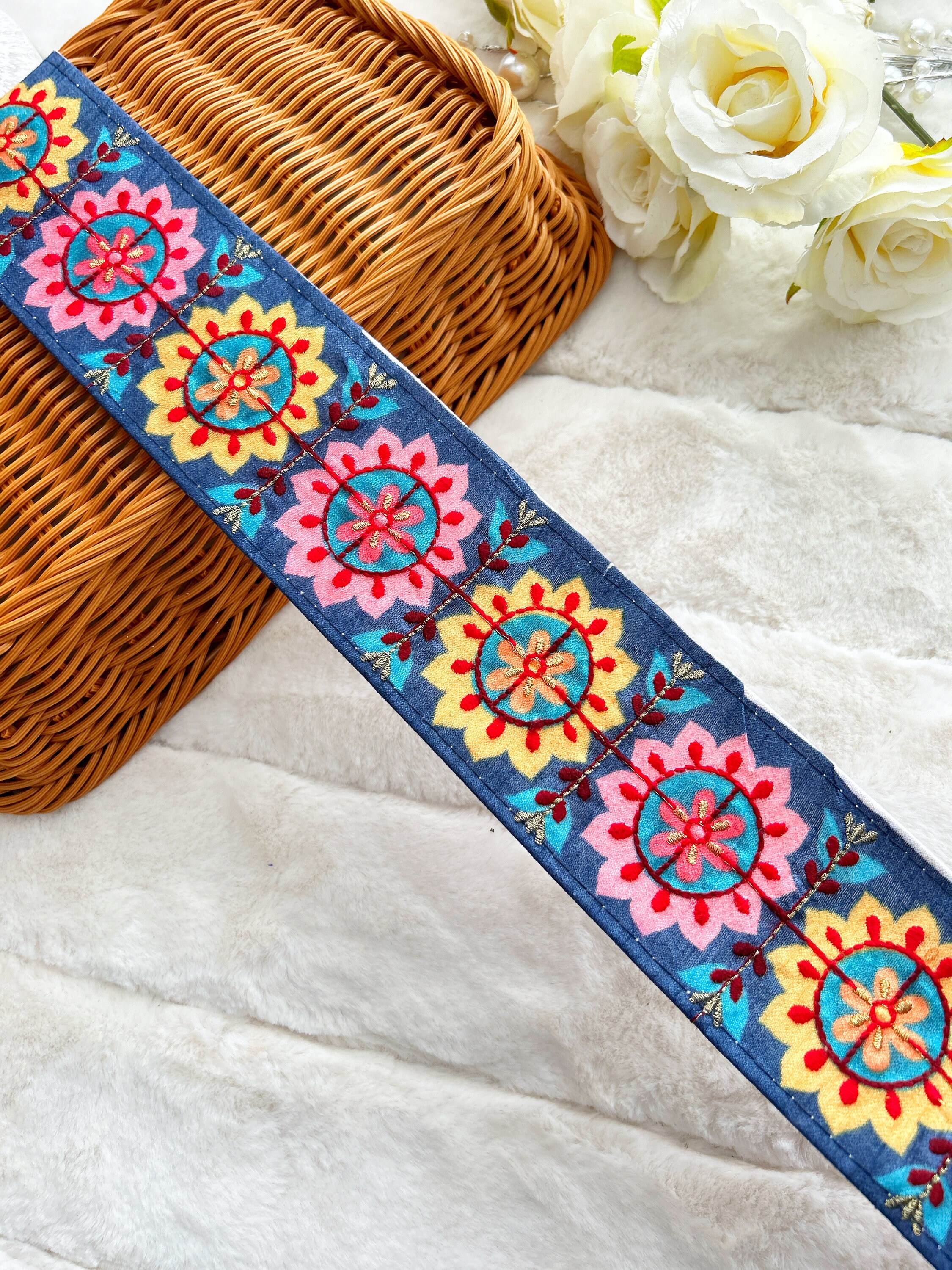 3ヤード ブルーフローラル刺繍レーストリム：ゴールドザリサリボーダー