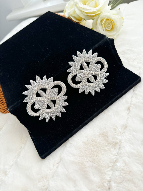 piezas de apliques bordados con piedras plateadas y diseño