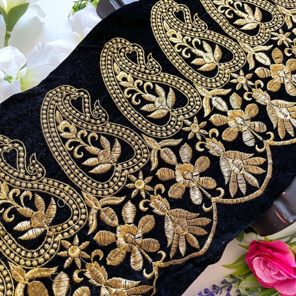 Tissu velours noir de 2,45 yards doré Zari brodé floral indien large couture artisanat bordure en dentelle appliques ceinture 9,64 pouces de large JA2653