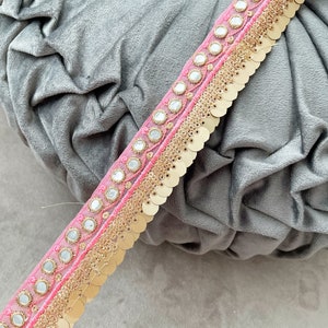 Acabamento em rede de lantejoulas florais rosa: bordado Zari dourado, debrum sari (9,5 jardas)