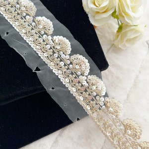 1 Yard Creme Pale Gold Zardosi Perle Floral Scallop Trim Hand bestickt Sequin Perlen verschönert Brautduschen Braut Applikation Schärpe