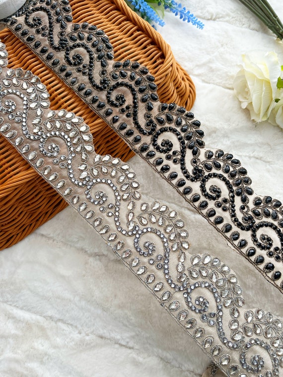 yarda de tela india con borde de Jal Kundan, calado gris/negro