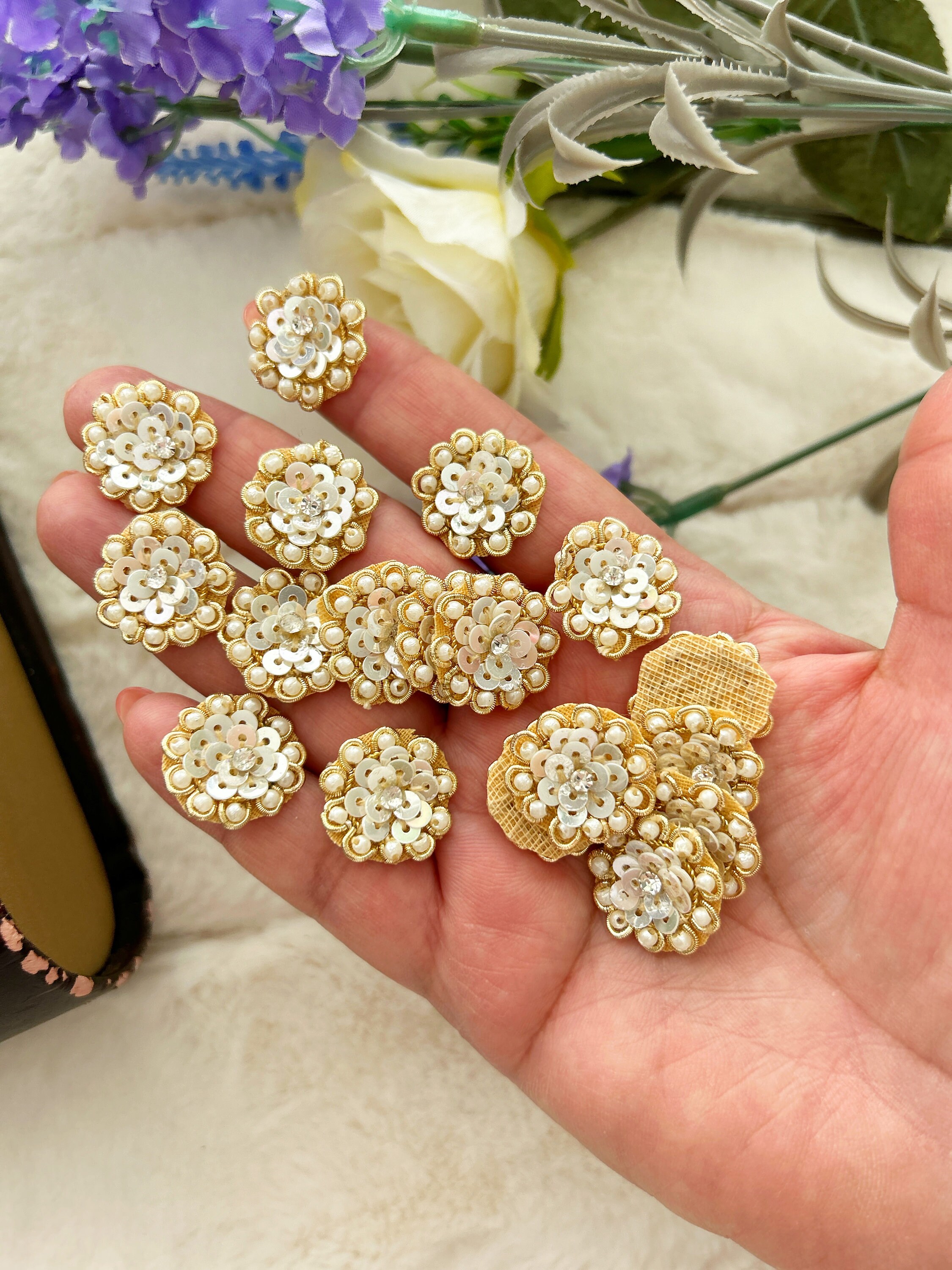 50 kleine Goldblumenförmige indische Applikationen, Stickerei Strass Goldene Applikation, Perlen Braut Applikationen, Stirnband Applikationen