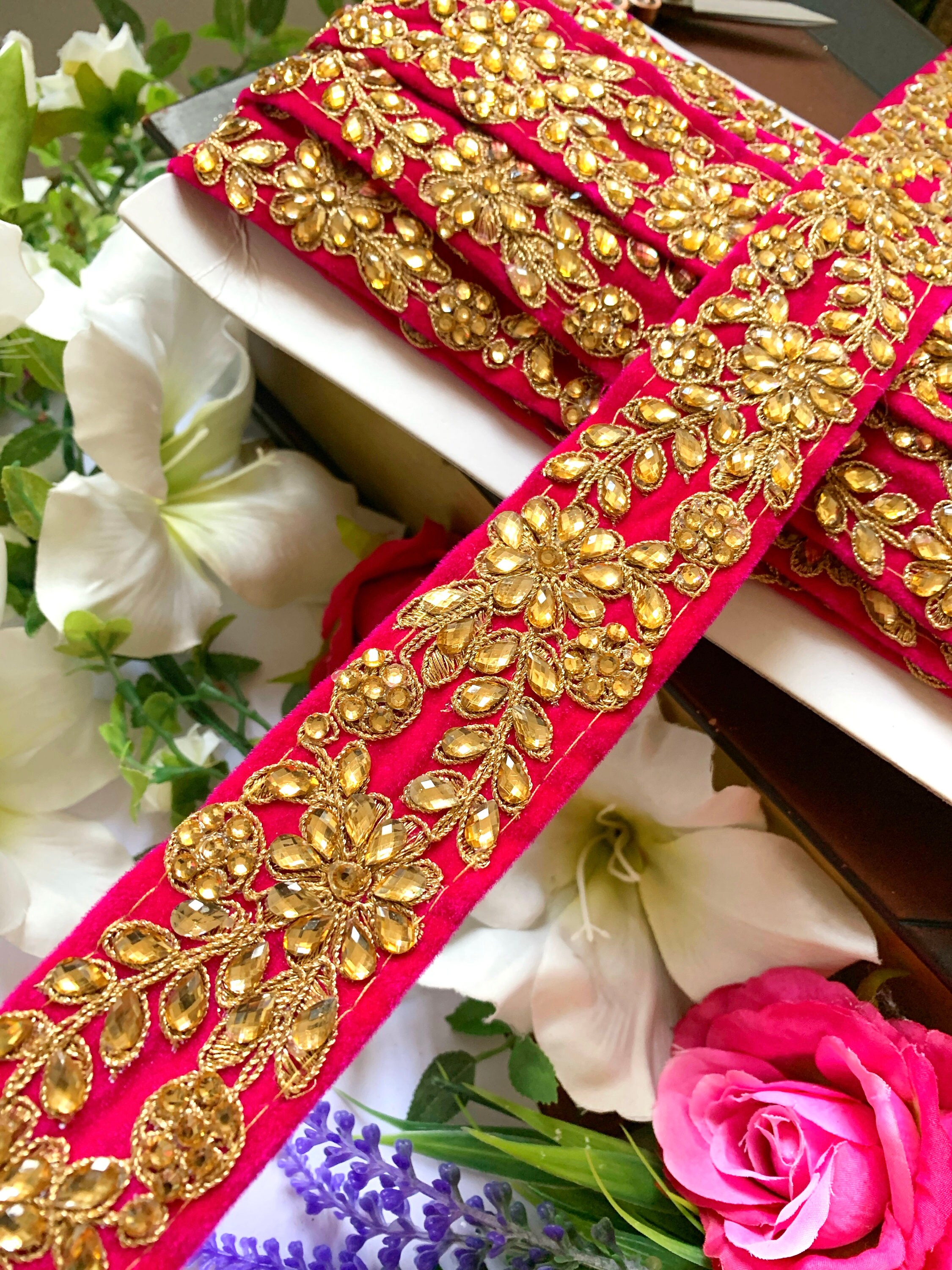 Pizzo Indiano Con Pietre Kundan E Perle – 1 Iarda, Larghezza 35 Mm, Multicolore