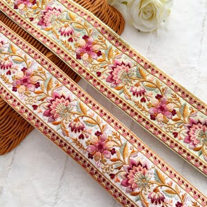 1 Yard Crema/Pista Verde Tessuto Ricamato Ricamato Dupatta Saree Cucito Artigianato Sari Indiano Bordo in Pizzo 7 Cm di Larghezza