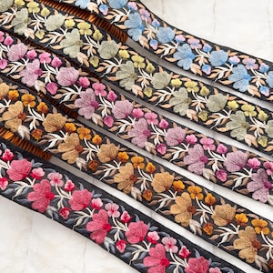 1 yarda de sari indio con bordado floral multicolor azul, salvia, mostaza, lila y rosa, cintas de encaje de red negra para costura, 5,5 cm de ancho