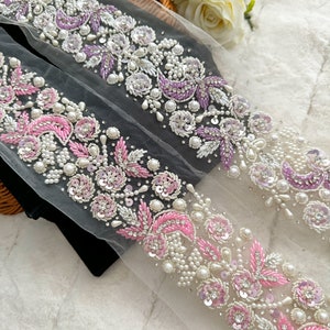 1 yarda de ribete floral con lentejuelas Cutdana lila/rosa, bordado a mano, adornado con perlas, apliques para despedidas de soltera, banda de 6,8 cm