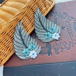 2 piezas de flores y hojas grises adornadas con motivos para disfraces, vestidos, sombreros, manualidades y decoración, diseño de apliques florales tradicionales.