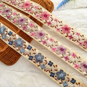 1 yarda de tela bordada con múltiples flores, azul, gajri y lila, para sari indio, para costura, decoración de bolsos de playa y hogar.