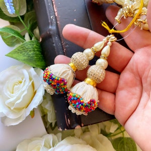 Borlas de novia con perlas dana cortadas en blanco y cuentas multicolor, borlas decorativas, borlas para blusas de sari, borlas indias, latkans de costura (1 par)
