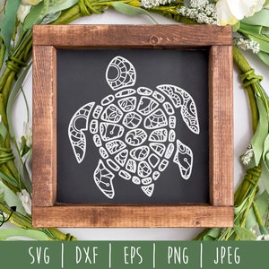 Puede incluir: Una silueta blanca de una tortuga marina de estilo mandala sobre un fondo negro. La tortuga está enmarcada en un marco de madera rústico.