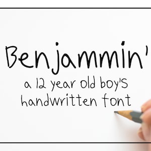 Puede incluir: Fuente de letra manuscrita llamada "Benjamin'" escrita en tinta negra sobre fondo blanco. El texto dice "a 12 year old boy's handwritten font".