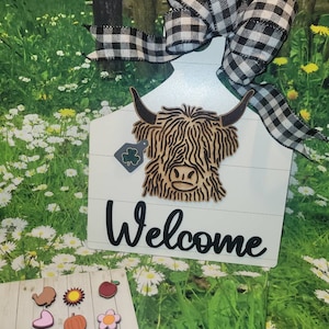 Farmhouse Highland Cow Interchangeable Ear Tag Home Decor | Farmhouse Decor | Wooden Home Sign | Farmhouse Welcome Sign | Holiday Sign