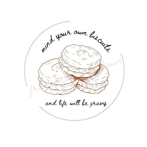 Può includere: Disegno a tratto marrone di tre biscotti impilati, all'interno di un cerchio. Il testo "mind your own biscuits and life will be gravy" è scritto intorno ai biscotti.