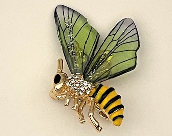 Adorable Bumble Bee with Clear Resin Wings Brooch pin Jewelry Bx52