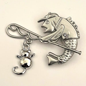 Vintage Cute Fish Fishing Dangling Cat in Silver Tone Enamel Brooch pin Jewelry BX48